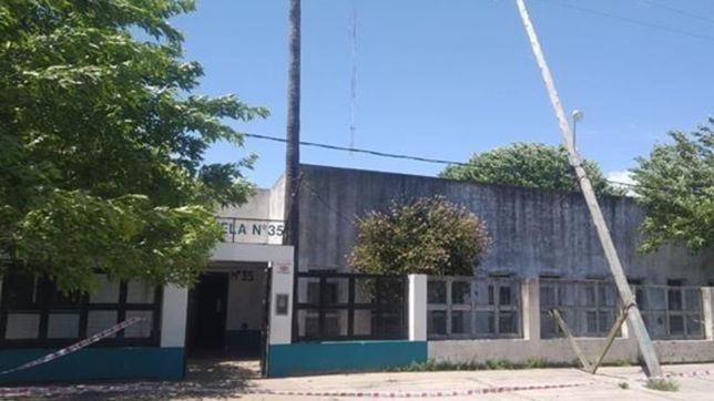 evacuaron una escuela por un poste de luz a punto de caerle encima