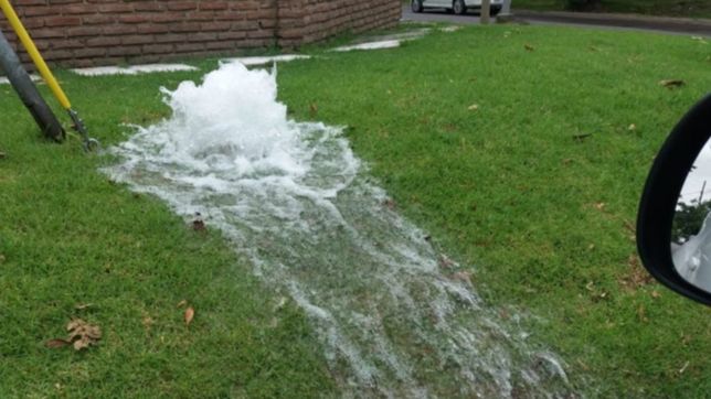 en medio de las quejas por el suministro, se rompio un cano de absa en villa castells