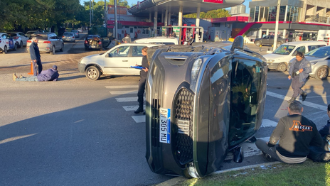 Choque en cadena, vuelco y un herido tras un impactante accidente en pleno Camino Centenario Choque en cadena, vuelco y un herido tras un impactante accidente en pleno Camino Centenario