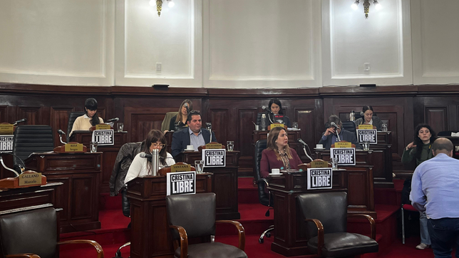 el pedido de cristina libre llego al concejo deliberante con carteles en las bancas, repudio y polemica