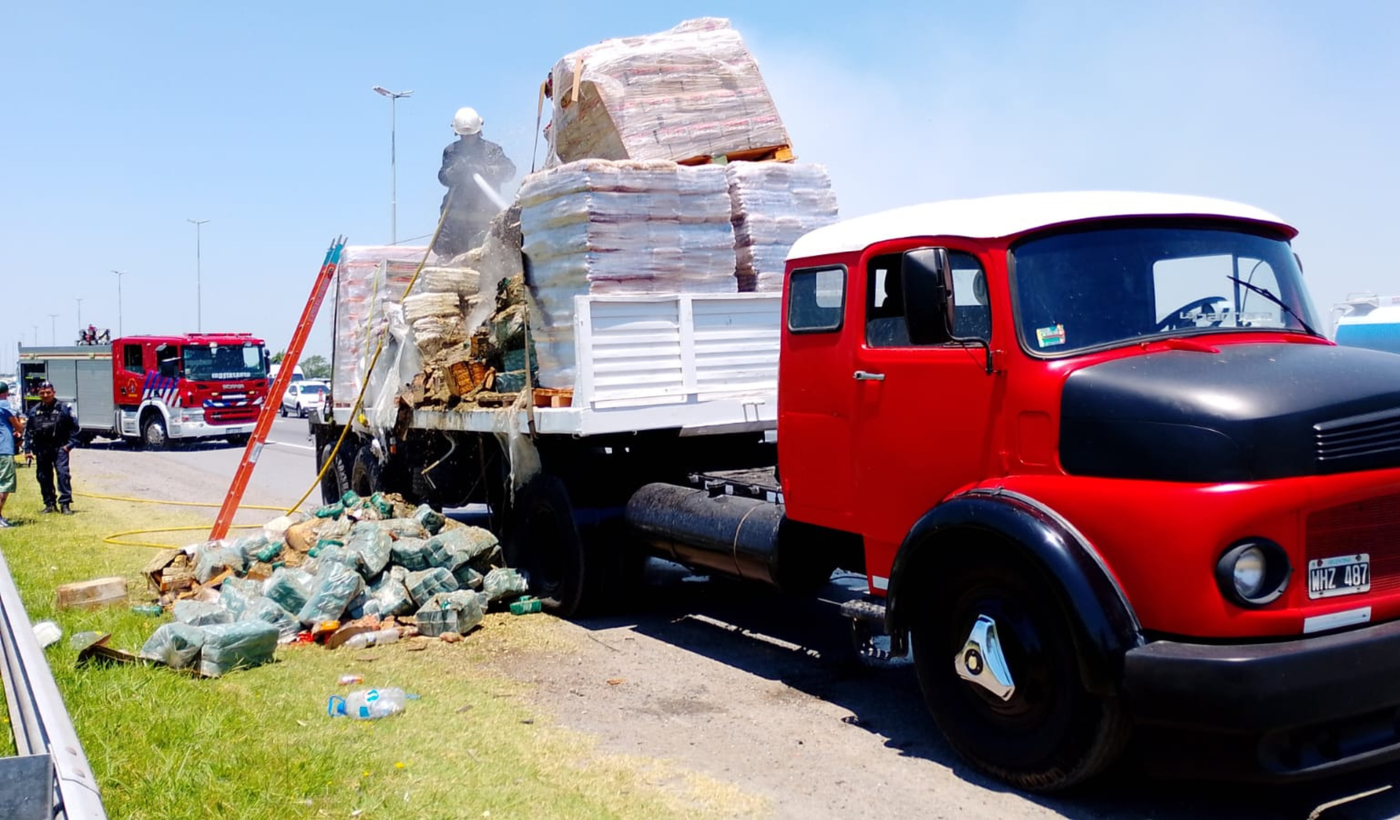 Tensión en la Autopista La Plata-Buenos Aires tras el incendio de un camión  en pleno viaje