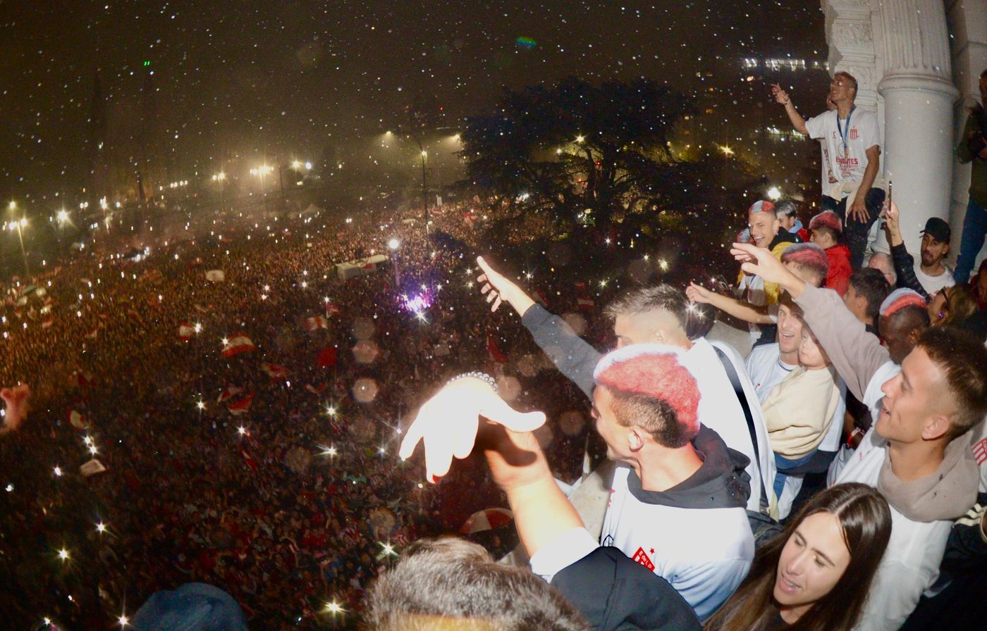 Estudiantes Festejos Plaza Moreno (7).jpeg