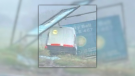 una camioneta se despisto en medio de la niebla en la plata y choco contra un cartel una camioneta se despisto en medio de la niebla en la plata y choco contra un cartel