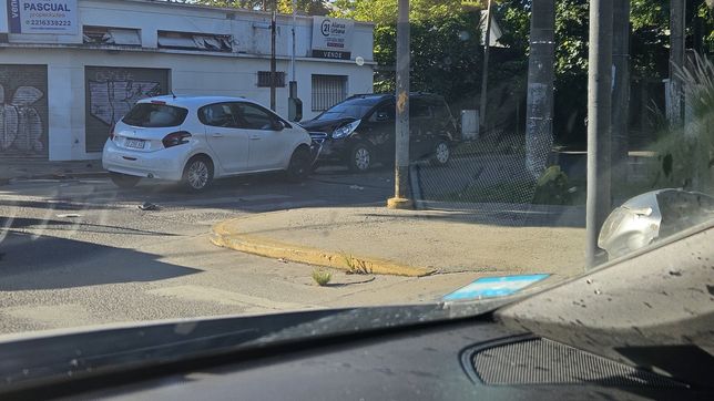 un motociclista sufrio una fractura de craneo y lucha por su vida tras un choque en la zona norte