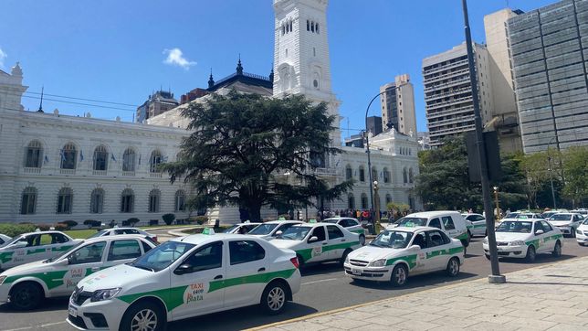 taxistas de la plata movilizan a la municipalidad para exigir el bloqueo de las apps de transporte ilegal