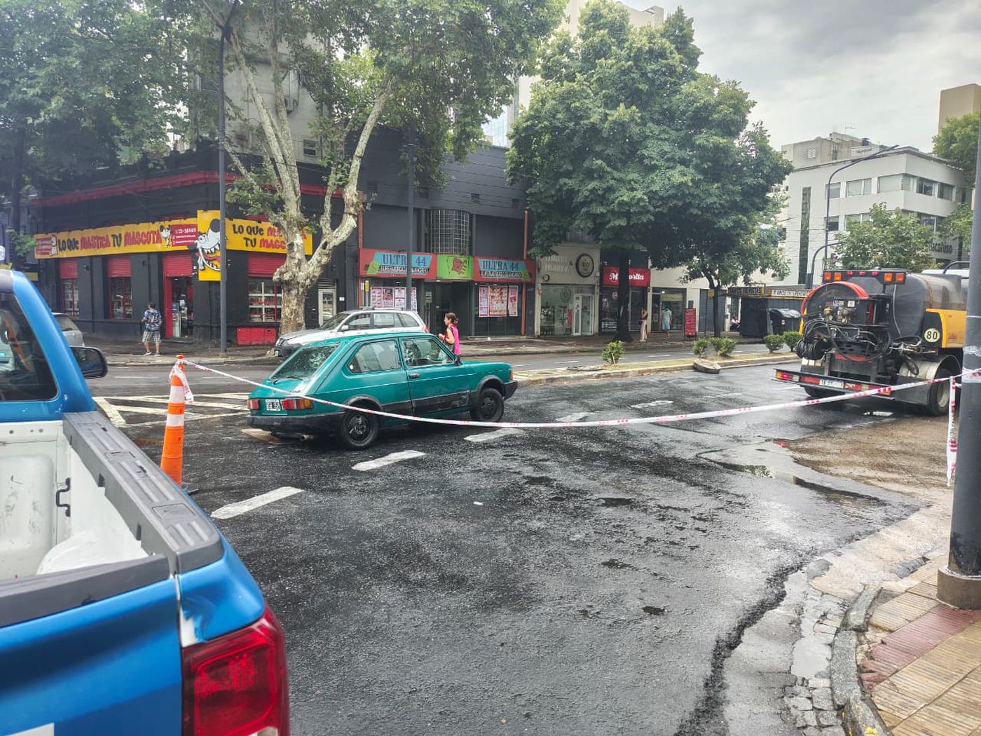El tr&aacute;nsito en Plaza Italia se vio afectado por un auto encajado