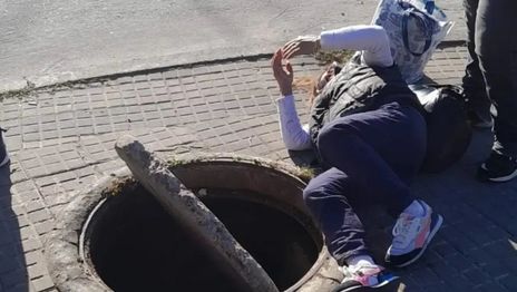 Una mujer cayó a través de una tapa floja en La Plata, terminó en una cámara de inspección y fue internada