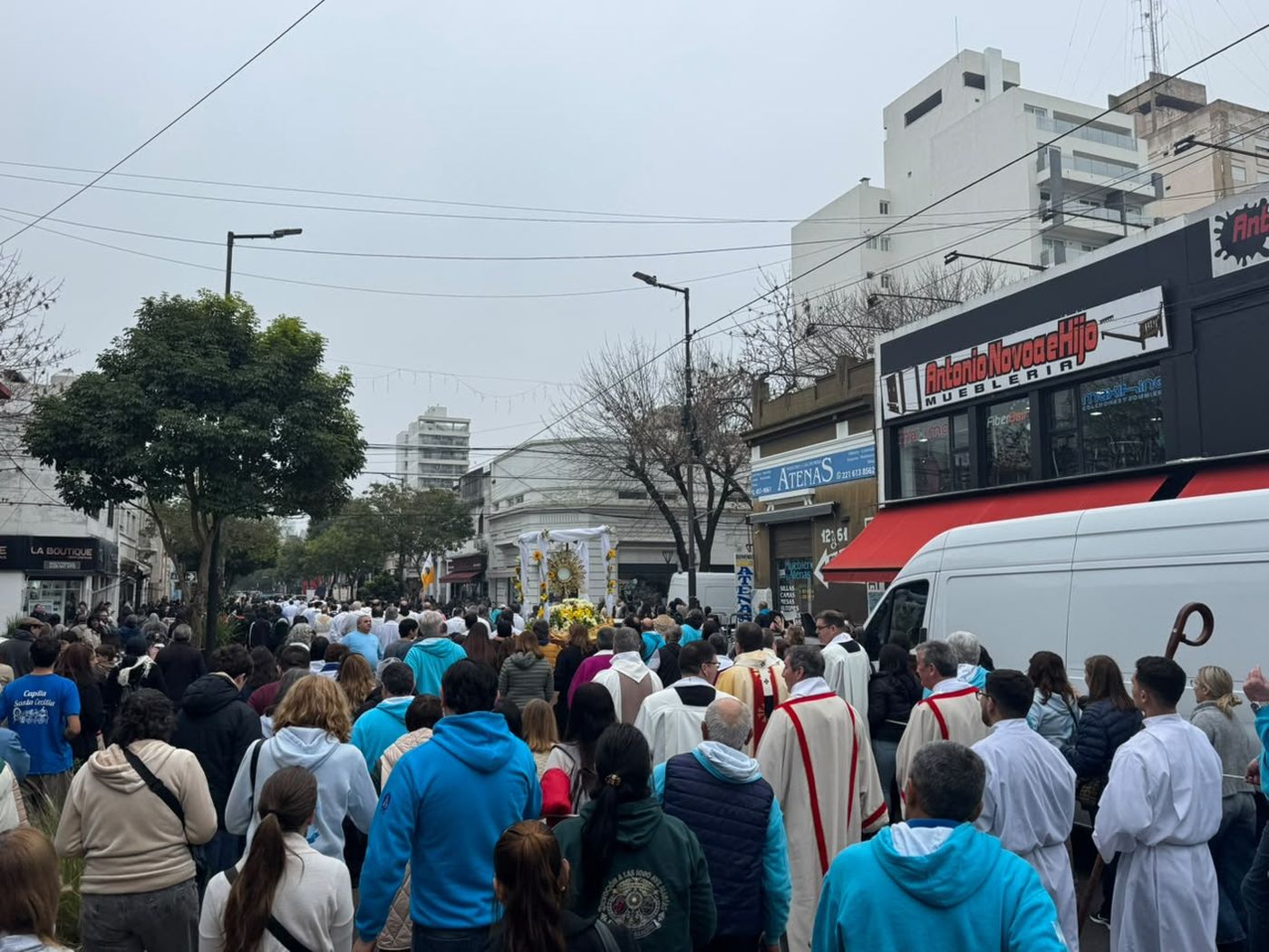 La procesión se realizó por las calles de la ciudad. Reunió a cientos de fieles.