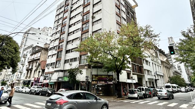 manuel adorni puso en venta su departamento de la plata por 95.000 dolares