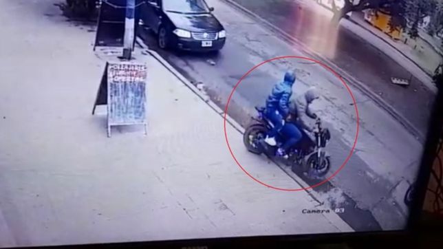 video: motochorros balearon a una persona en medio de un violento robo en la plata