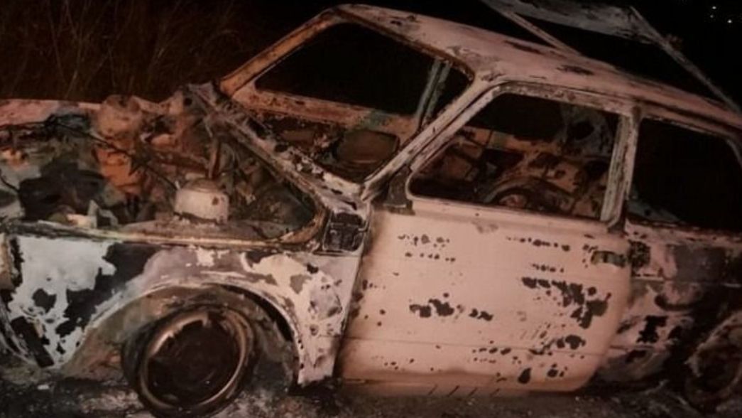 Llevó el auto al taller, se lo robaron de la puerta y apareció prendido fuego