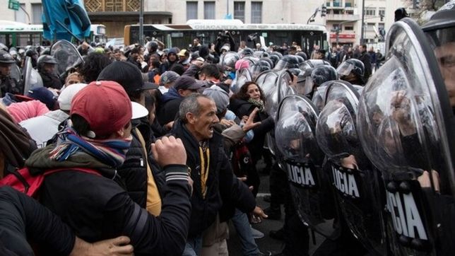 protestas, enfrentamiento y represion en la 9 de julio: hay manifestantes detenidos
