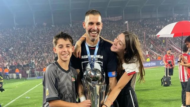 mariano andujar volvio al country de estudiantes para ver atajar a su hijo