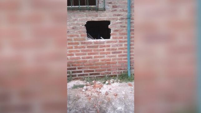 con un boquete y rompiendo puertas, robaron en dos clubes de la plata