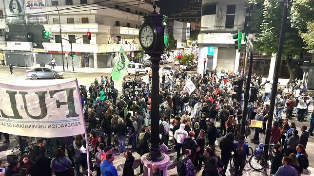 0221.com.ar | Protesta cacerolazo 7 y 50 contra la represión a jubilados.jpeg