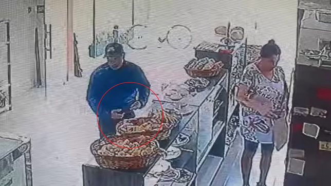 simulo ser cliente, asalto una panaderia y escapo en bicicleta con la recaudacion