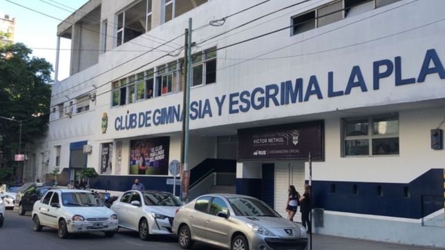 los trabajadores de gimnasia realizan una retencion de tareas por el atraso salarial