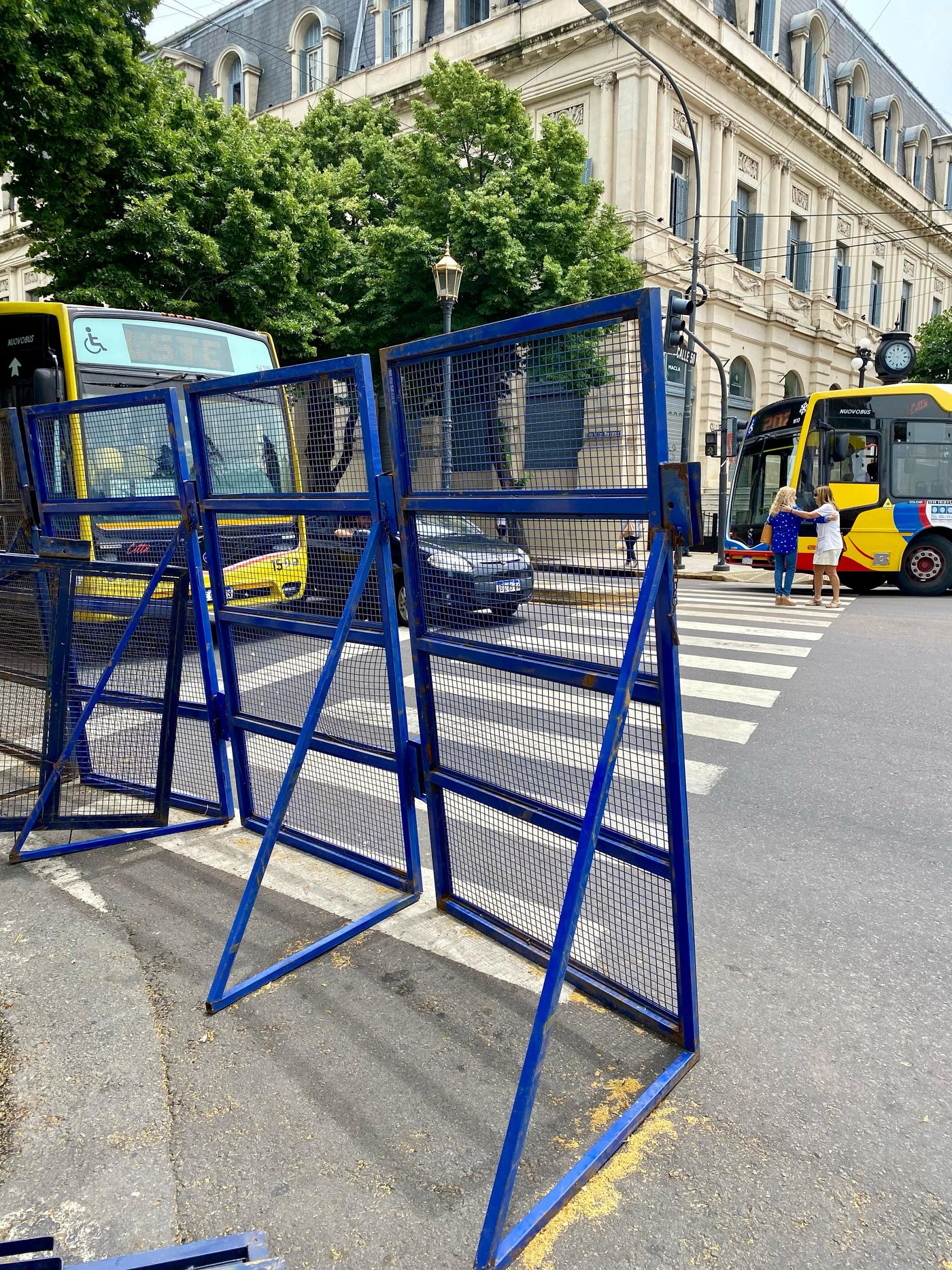 Desde muy temprano, las autoridades instalaron las vallas de seguridad con el objetivo de proteger los negocios de la zona. Desde muy temprano, las autoridades instalaron las vallas de seguridad con el objetivo de proteger los negocios de la zona.