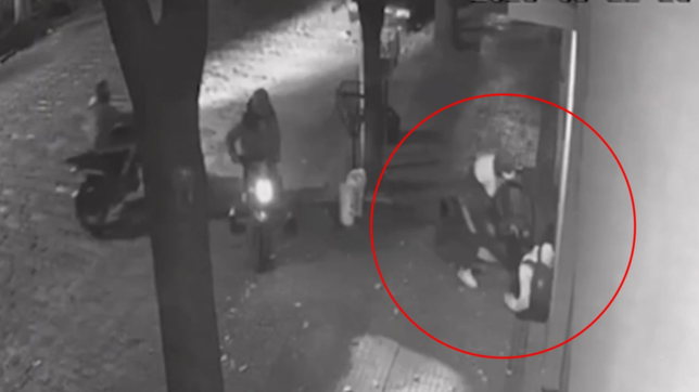 video: un joven se defendio de un ataque motochorro en la plata y los puso en fuga