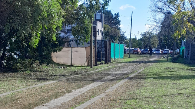 crece la tension por la instalacion de una parrilla en el pasaje universitario del bosque