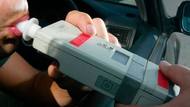 manejaba borracho, choco e intento coimear a los policias para evitar las multas