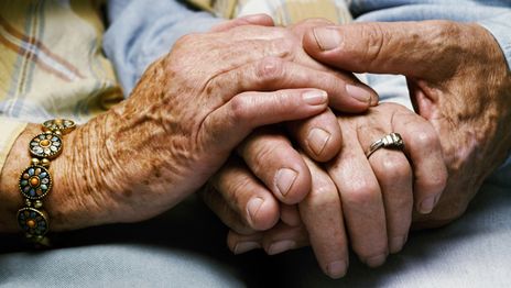 Una pareja de jubilados fue maniatada y les robaron más de 25 mil dólares y una camioneta Una pareja de jubilados fue maniatada y les robaron más de 25 mil dólares y una camioneta