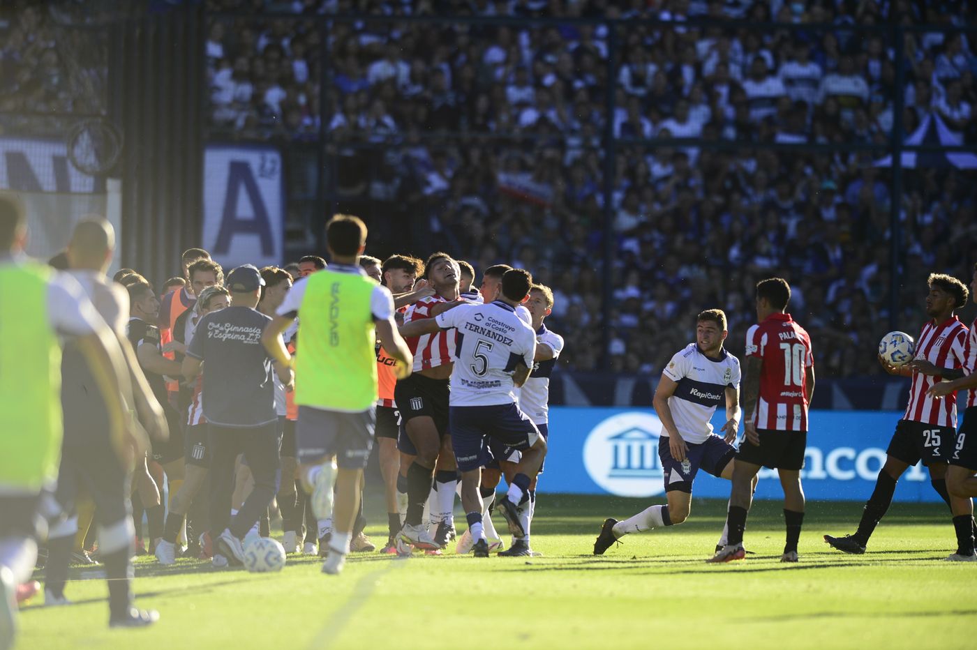 Gimnasia Estudiantes Clásico Platense pelea 3.JPG