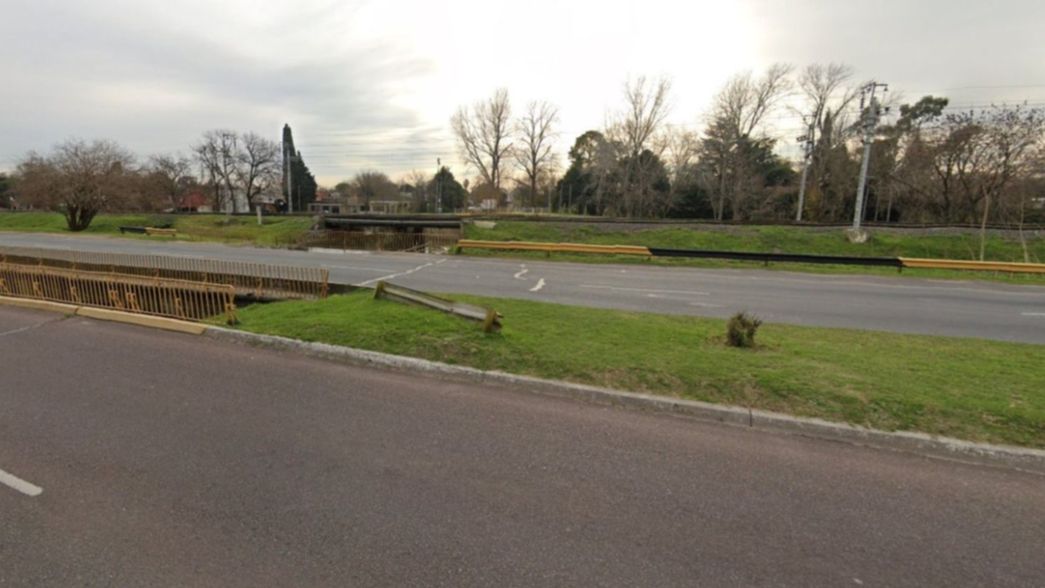 La empujaron en pleno Camino Centenario, le robaron la cartera y casi la atropellan