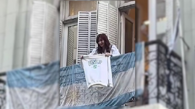 cristina kirchner salio al balcon del instituto patria con el buzo viral de la unlp