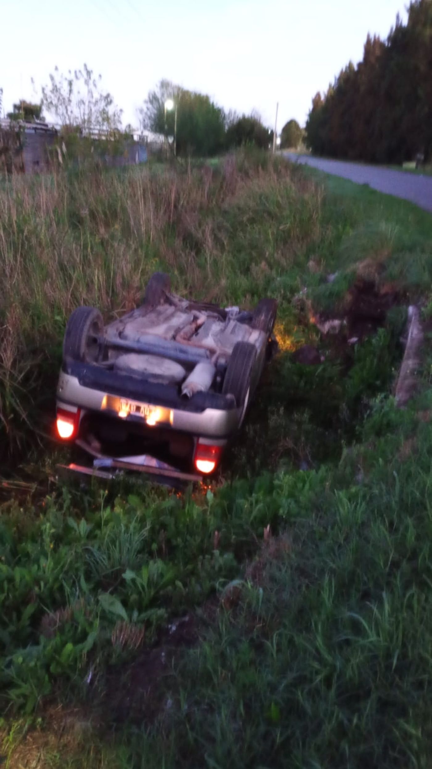 Así quedó el auto al costado del asfalto. Los accidentes de tránsito preocupan en La Plata.