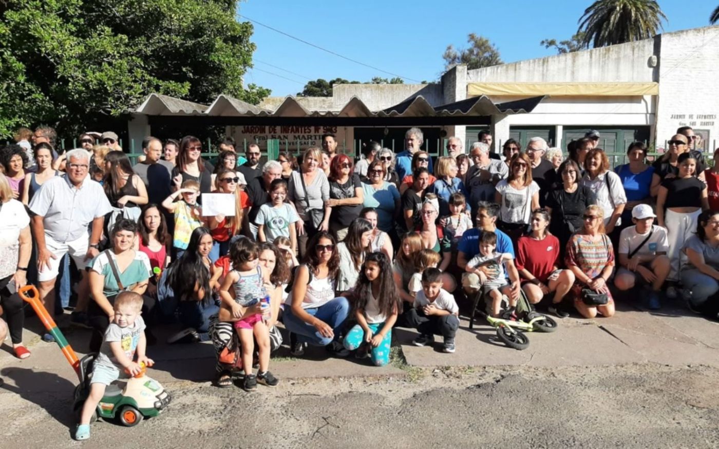 La comunidad educativa del Jardín N° 903 de La Plata realizó un abrazo simbólico