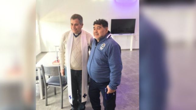un cura y otras cabalas: los extranos pedidos de maradona para cambiar la suerte de gimnasia