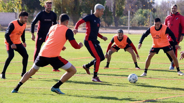 el sorpresivo cambio de look de enzo perez y su entrenamiento con un equipo mendocino