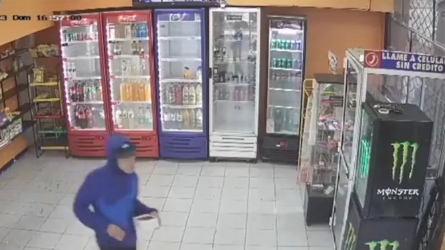 video: golpes y amenazas en un violento robo a un kiosco de plaza italia