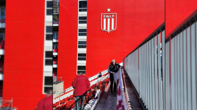 la emocionante imagen de un heroe de old trafford colgando banderas en las tribunas de uno