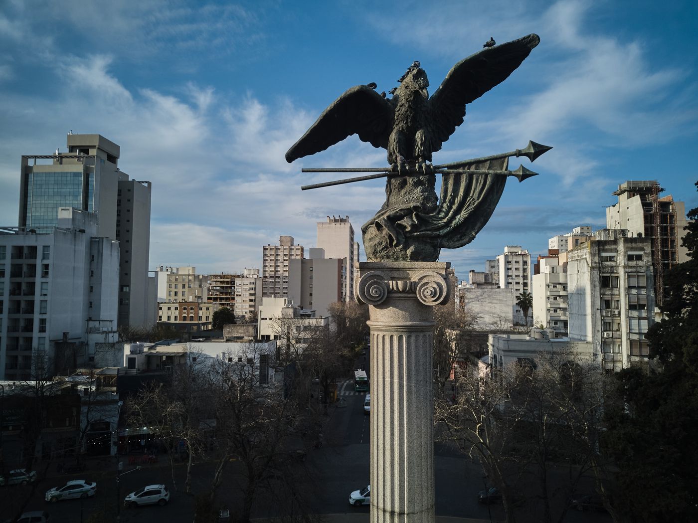 Plaza italia monumento aguila.jpg