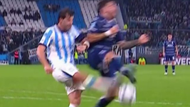 la reaccion de auzmendi ante la jugada de penal no cobrado a gimnasia