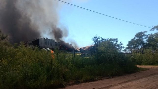 video: un impresionante incendio devoro un galpon y el humo se vio en toda la ciudad