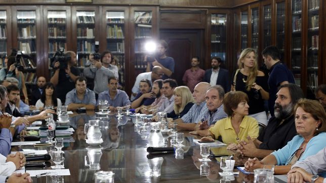 la justicia le ordeno a vidal que convoque a los docentes para discutir paritarias
