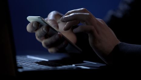 Un platense asegura estar siendo extorsionado tras visitar una página de servicios sexuales