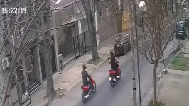 video: motochorros asaltaron a una mujer a plena luz en la plata y quedaron filmados
