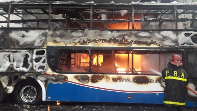 los videos del incendio en la exlinea 508 que puso en vilo a los vecinos del cementerio