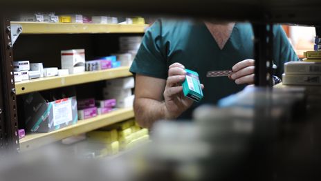 Lanzan cursos gratuitos para que desocupados puedan trabajar en farmacias y cobrar sueldos altos