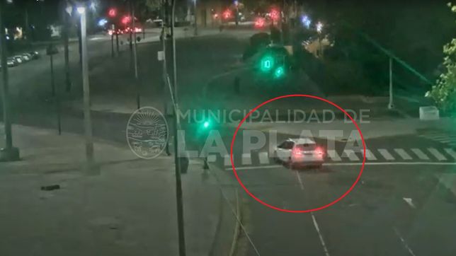 el video que muestra como el auto termino arriba de la vereda