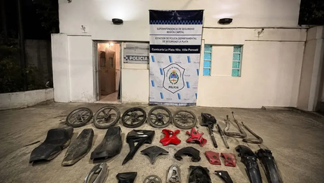 Circulaba en una moto robada por La Plata, lo detuvieron, allanaron la casa y encontraron un desarmadero