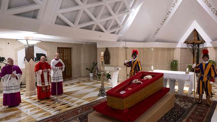 Así era la austera habitación donde murió el papa Francisco en la Casa Santa Marta