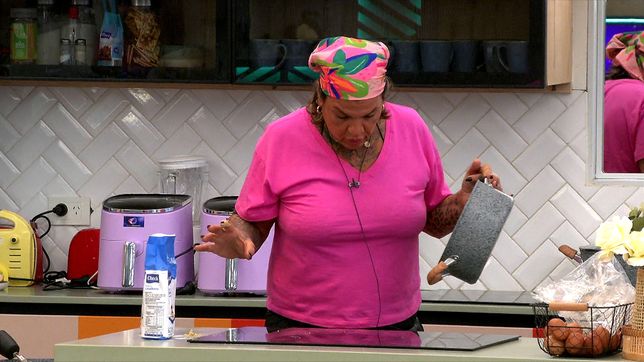 la sorprendente tecnica de sandra para hacer una tortilla en la cocina de gran hermano