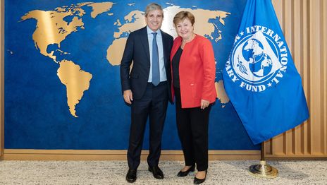 El FMI dará un desembolso de 1.000 millones de dólares a la Argentina tras aprobar la revisión del acuerdo El FMI dará un desembolso de 1.000 millones de dólares a la Argentina tras aprobar la revisión del acuerdo