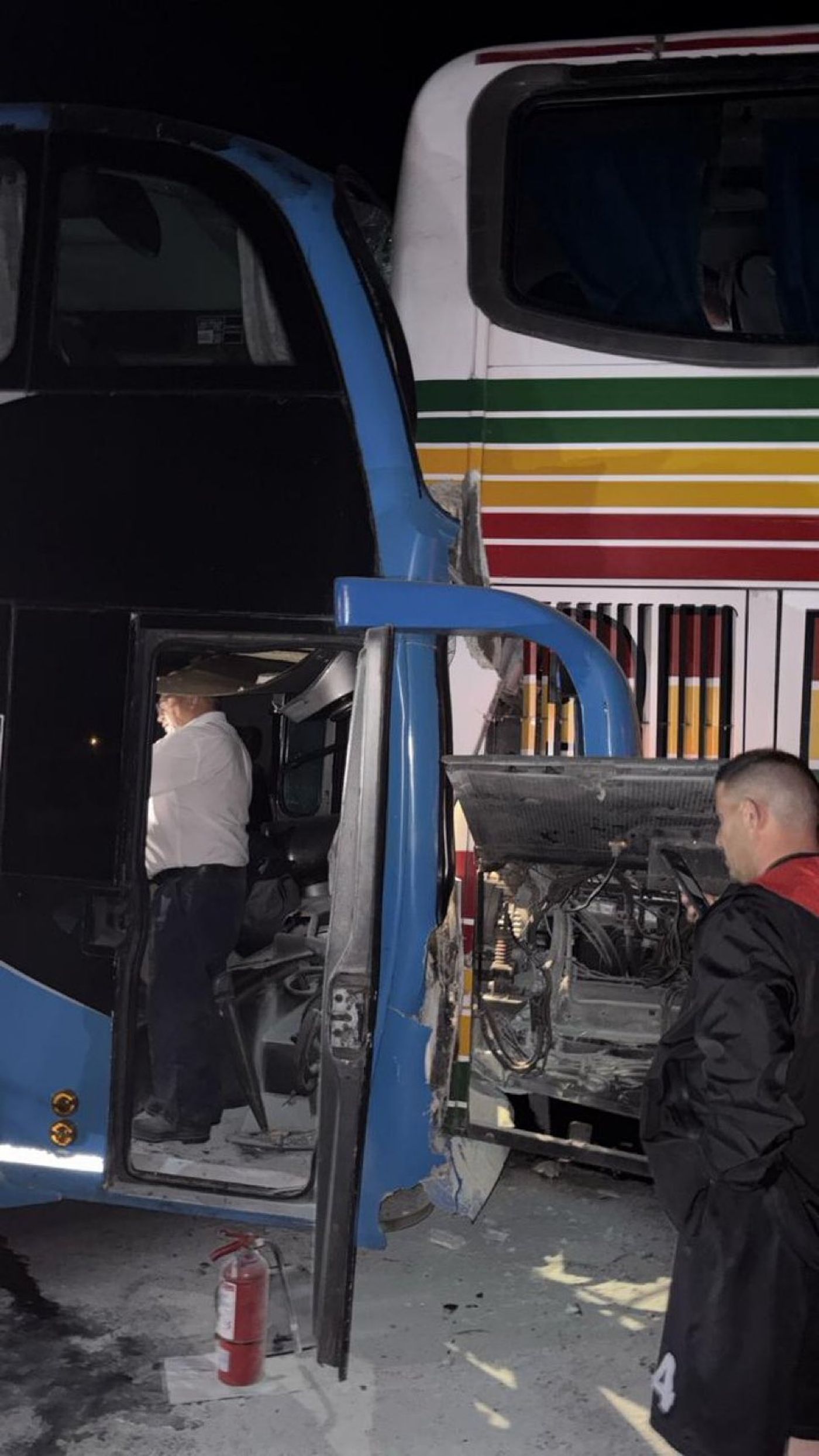 Dos de los micros que participaron del choque en la Ruta 8