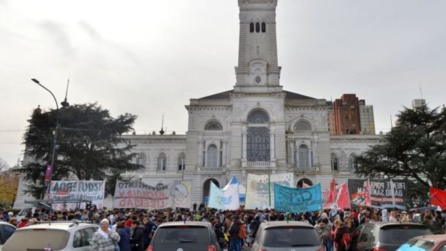 los cooperativistas pasaron la primera noche de acampe frente a la municipalidad